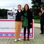 Marieke Nivard con el trofeo y Diana Valadão João Moniz – GolfStream LR