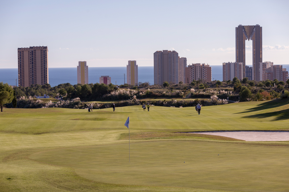 Vistas generales de Meliá Villaitana con el skyline de Benidorm de fondo, sitio con más rascacielos por metro cuadrado de Europa