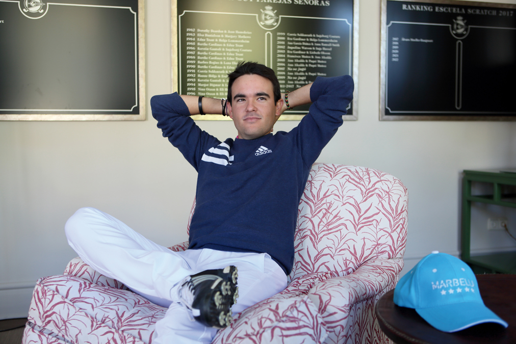 Ángel Hidalgo en la Casa Club de Guadalmina Golf, donde suele practicar y se siente como en casa