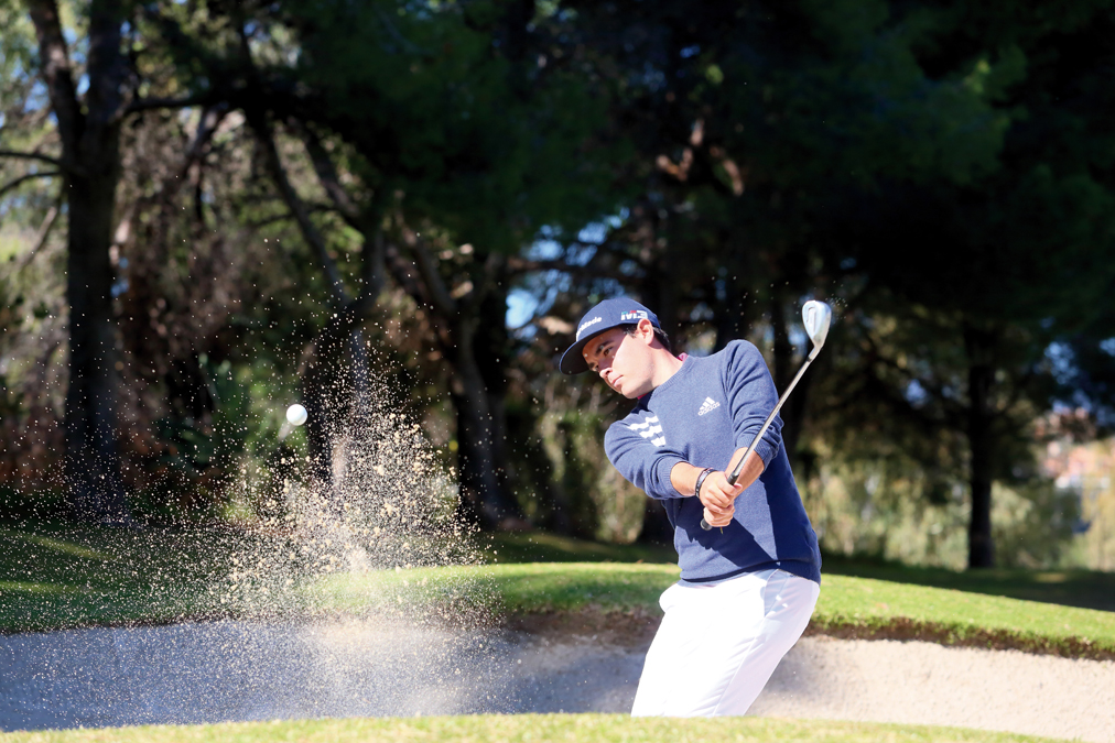 Ángel Hidalgo sacando bola del bunker. Foto de Rafa Cabrera