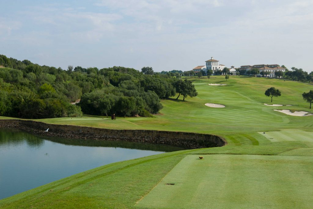 Vistas desde el tee del 18 de La Reserva de Sotogrande