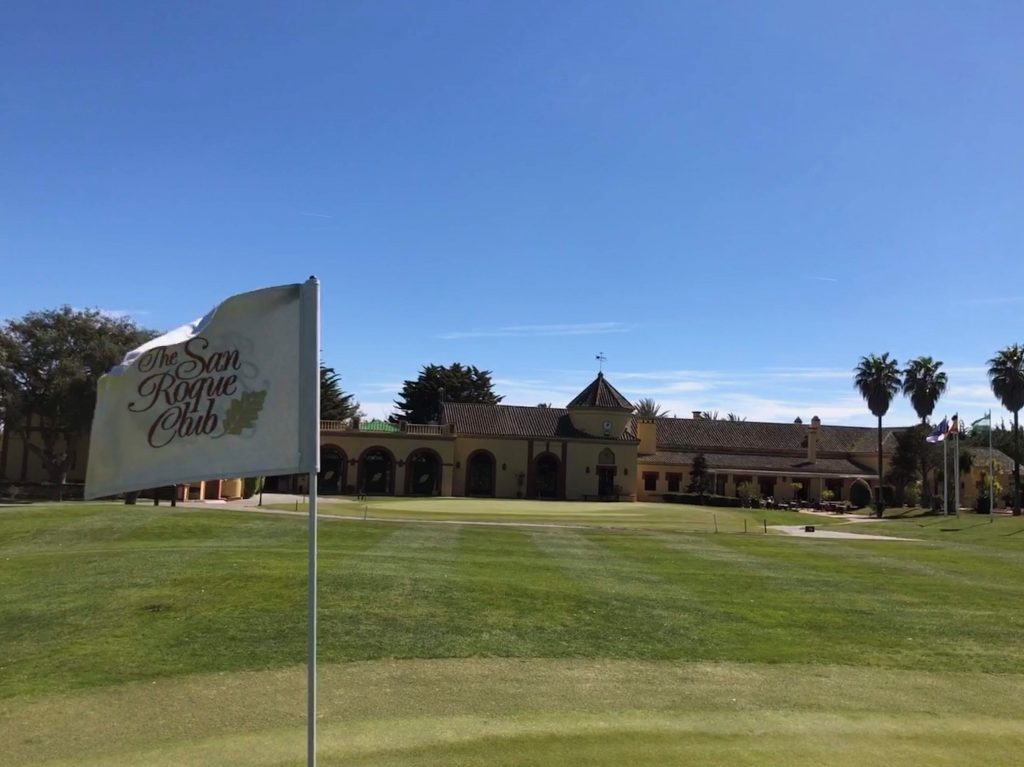 Casa Club de The San Roque Club dese el green del hoyo 9