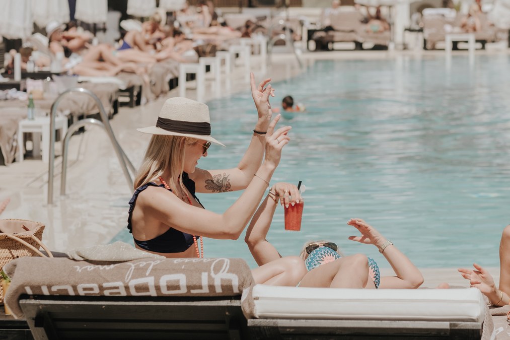 Disfrutando de la piscina en Purobeach Marbella