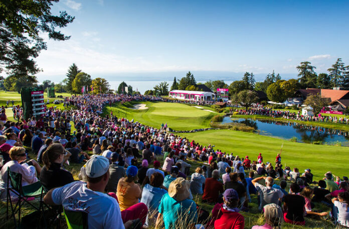 A general view of the gallery around the 18th green