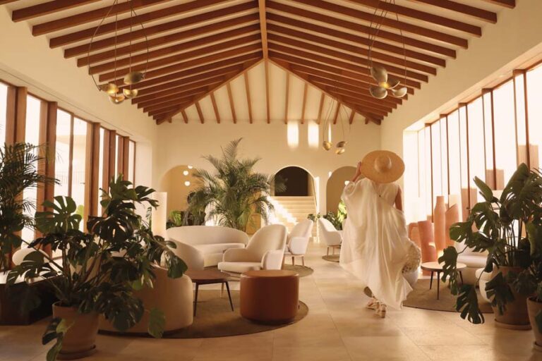 El legendario Hotel Byblos, icono de los 80 y 90 regresa como La Zambra